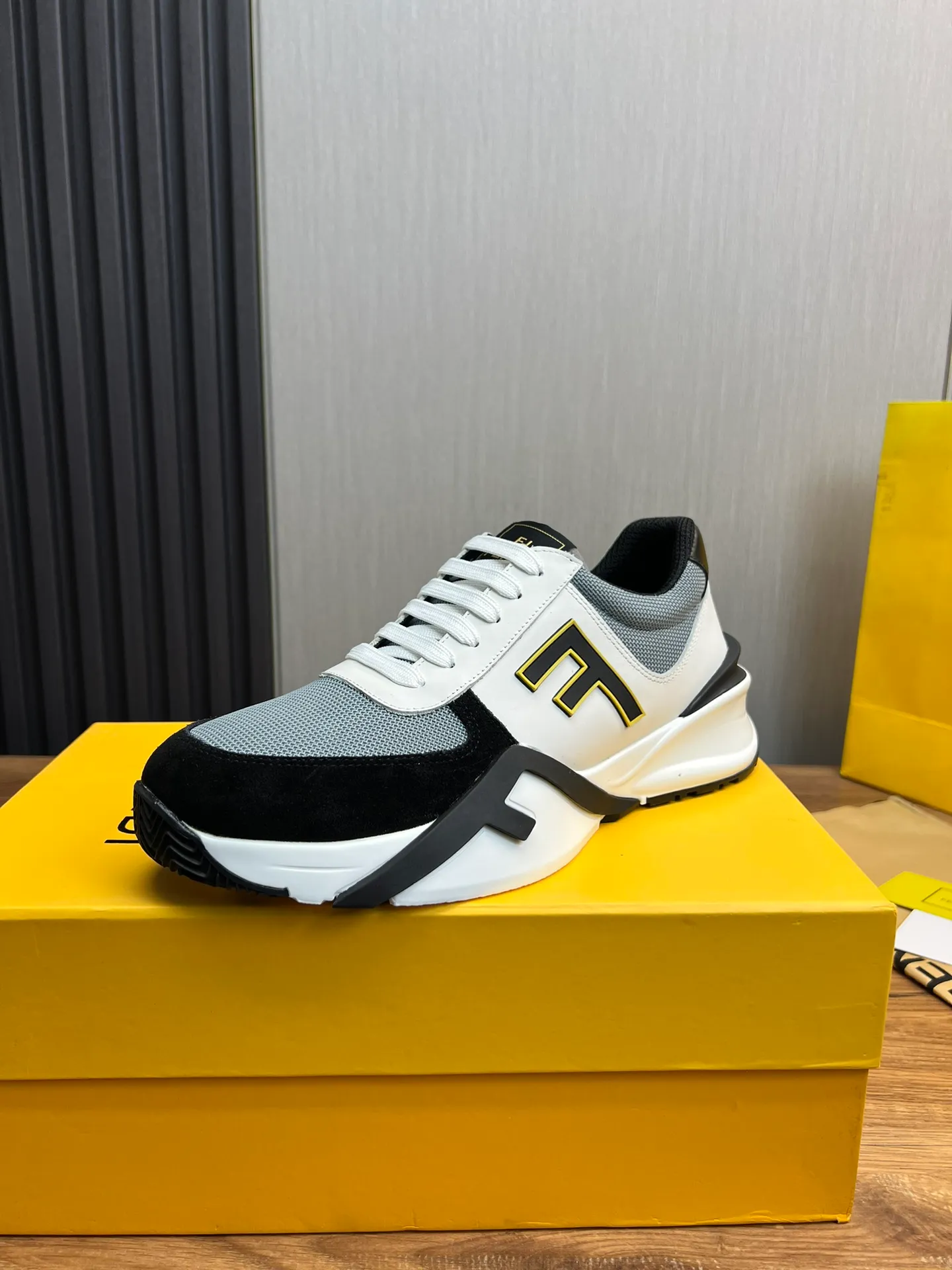 Men's shoes 💰520💰 Fendi [Fendi] hot style is on the market 🔥Fashionable casual men's shoes 🔱 Made of original cowhide + breathable mesh lining + sheepskin feet, perfect shape, top quality, you deserve it 🔜Original outsole, ultra-light, non-slip and wear-resistant 👣 Standard size 38-44 (customized in 45)